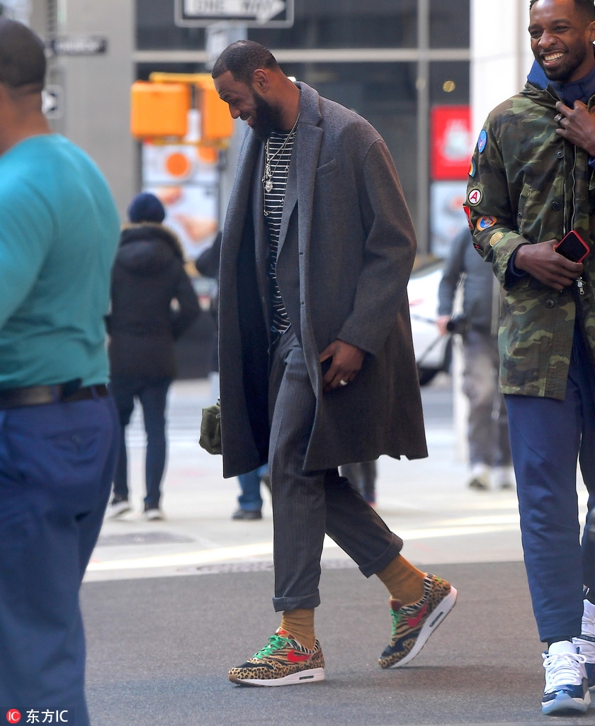 詹姆斯前往录音室“搞副业”