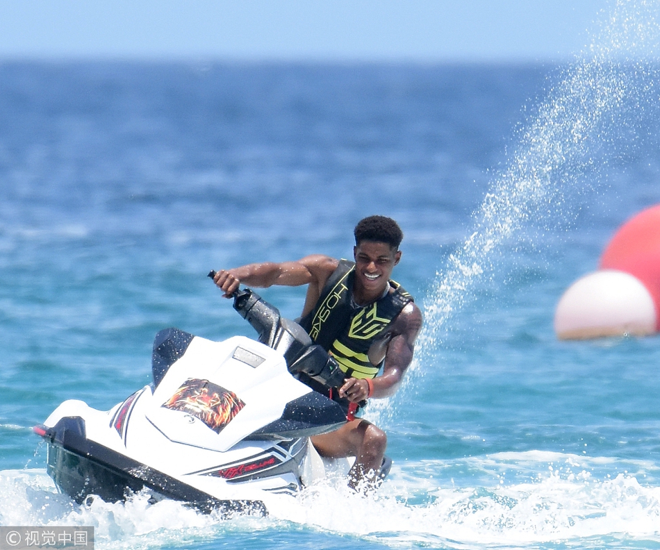 拉什福德携女友度假驾驶摩托艇海上驰骋