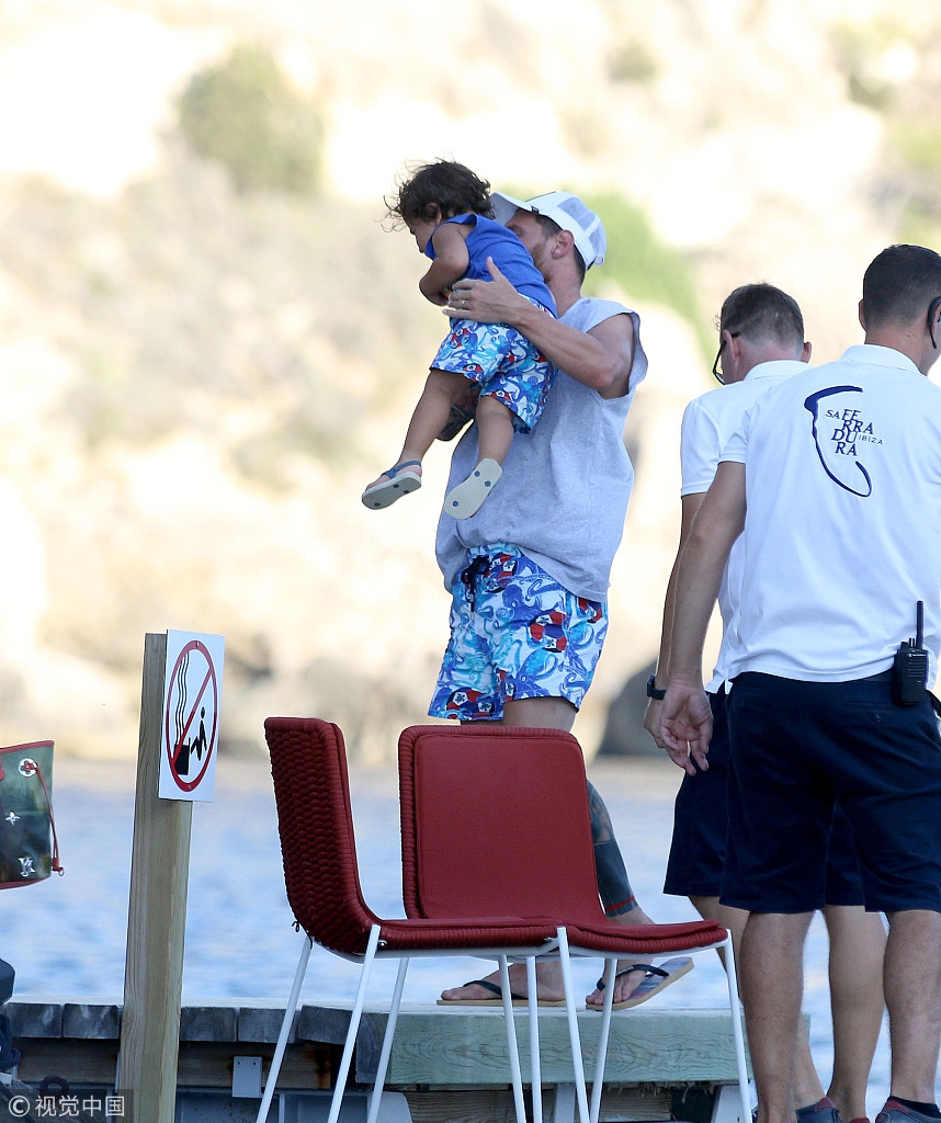 梅西携家人海滨度假乘汽艇