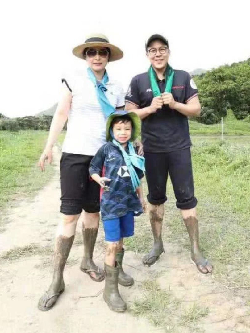 霍启刚陪儿子上剑击课 霍中曦遗传妈妈运动能力挥剑有模有样