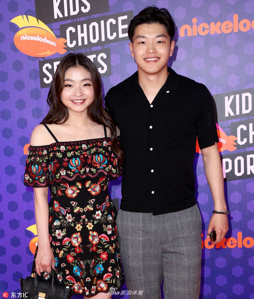 涩谷兄妹形影不离 携手亮相儿童运动选择奖