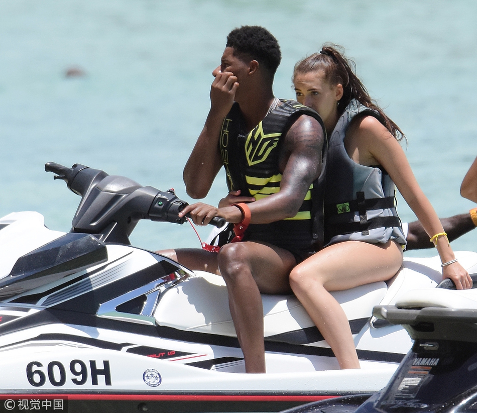 拉什福德携女友度假驾驶摩托艇海上驰骋