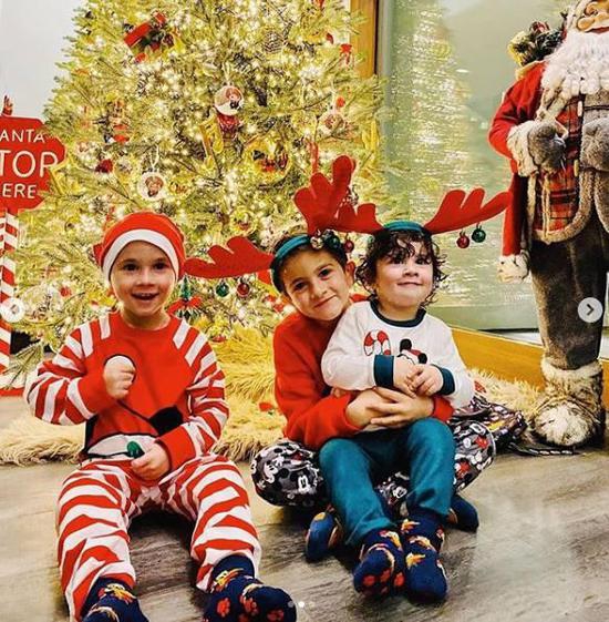 梅西一家温馨合照庆祝圣诞节