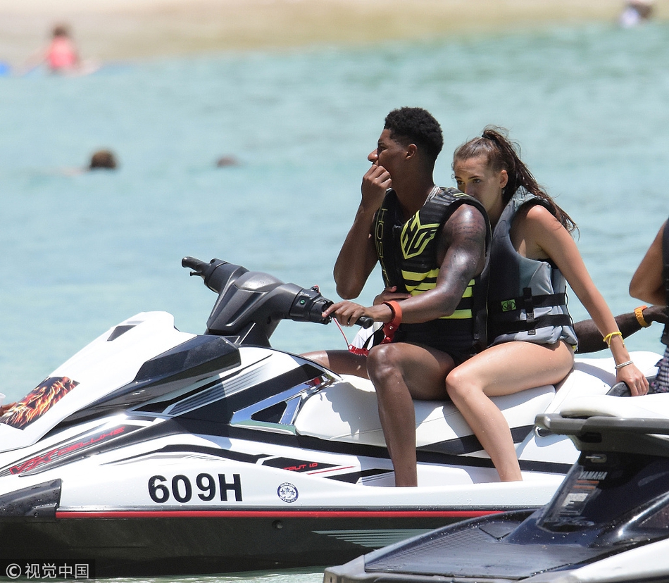 拉什福德携女友度假驾驶摩托艇海上驰骋