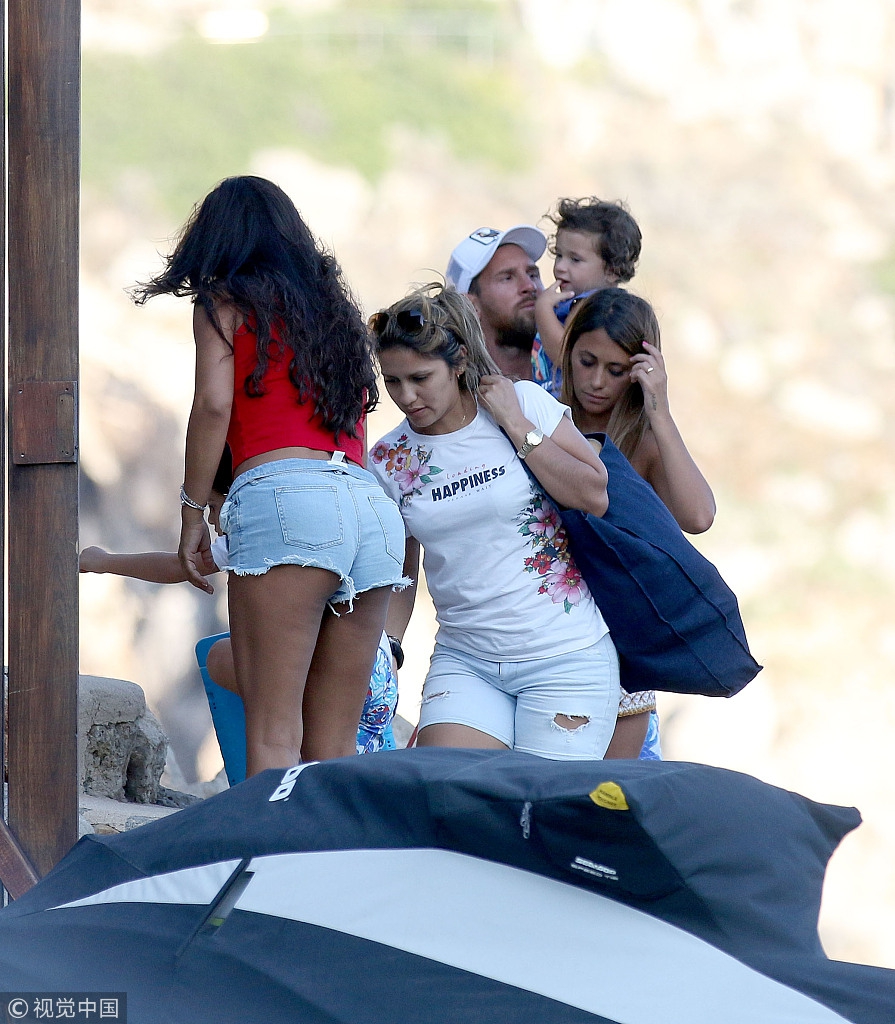 梅西携家人海滨度假乘汽艇