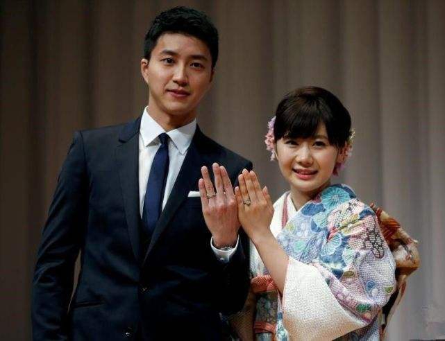 江宏杰晒子女近照 福原爱抱女儿站在樱花树下画面超美