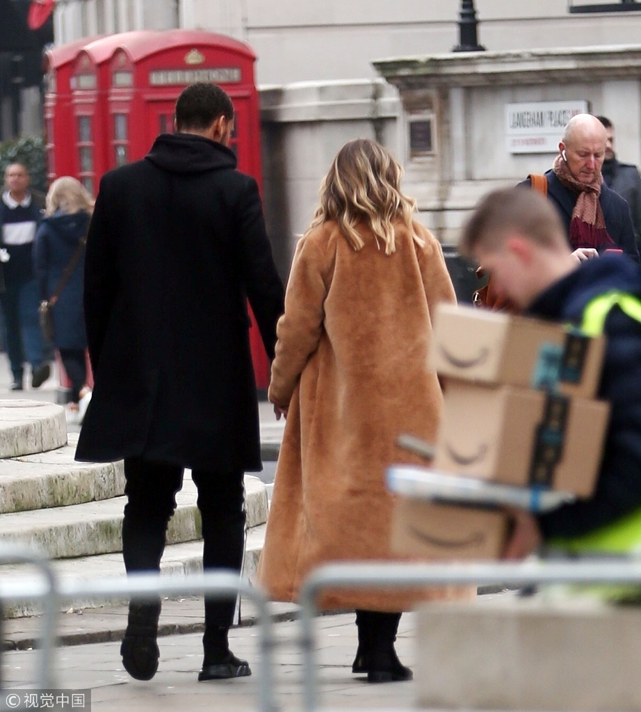 曼联名宿费迪南德携女友外出