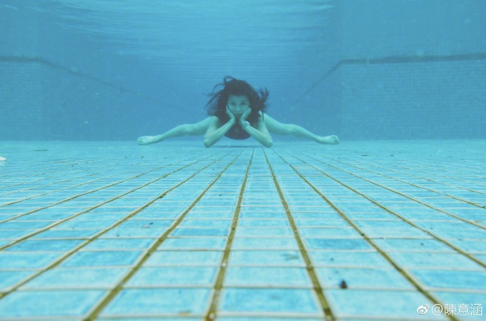 孕妈陈意涵水下做一字马