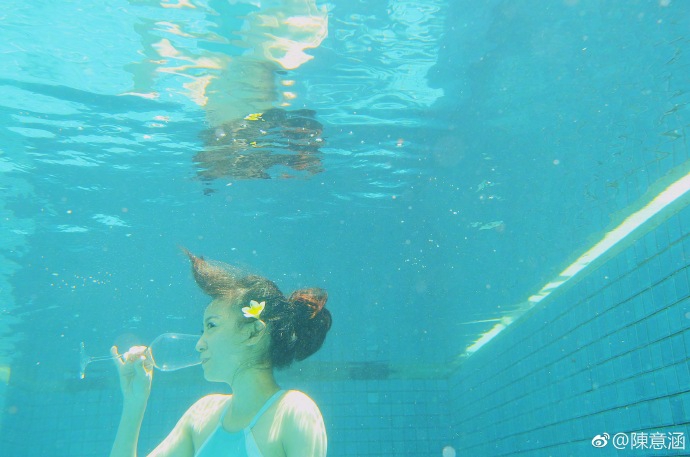 孕妈陈意涵水下做一字马