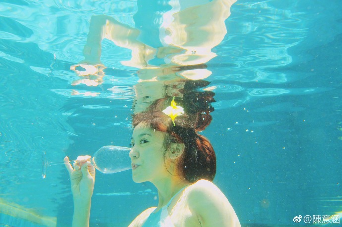孕妈陈意涵水下做一字马