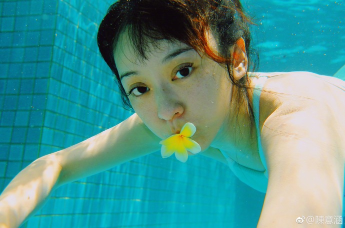 孕妈陈意涵水下做一字马