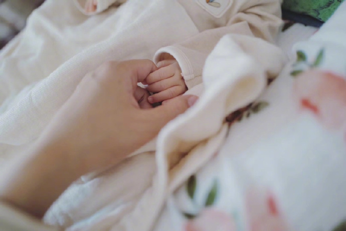 何雯娜晒与婆婆合影氛围融洽画面有爱