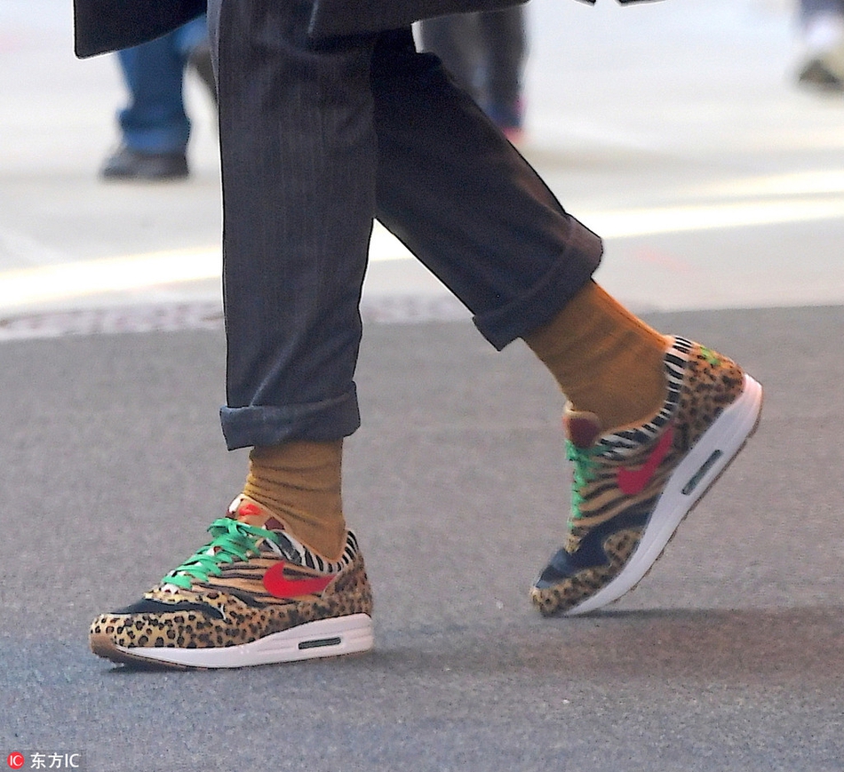 詹姆斯前往录音室“搞副业”