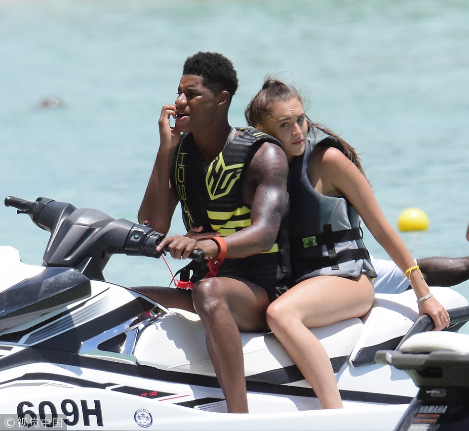 拉什福德携女友度假驾驶摩托艇海上驰骋