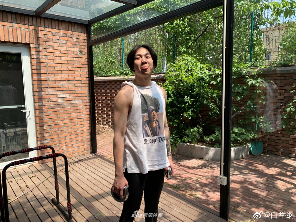 09 10:06:38 1 / 6 北京时间6月9日,白举纲微博更新动态,晒出一组健身