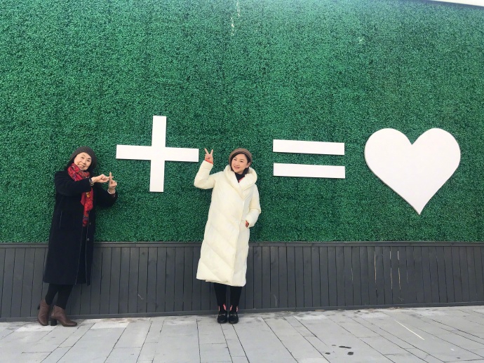 何雯娜晒与婆婆合影氛围融洽画面有爱