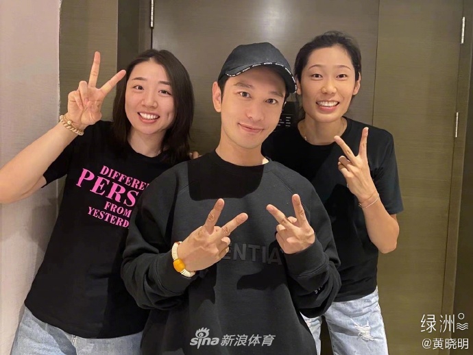 黄晓明晒与女排队员朱婷姚迪合影 三人笑对镜头开心比V