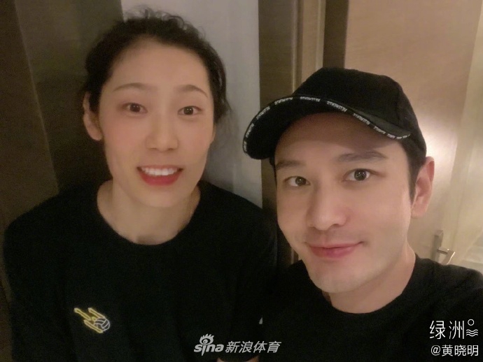 黄晓明晒与女排队员朱婷姚迪合影 三人笑对镜头开心比V