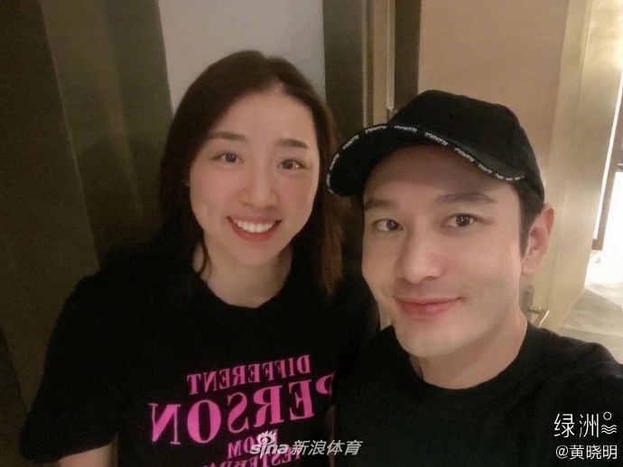 黄晓明晒与女排队员朱婷姚迪合影 三人笑对镜头开心比V