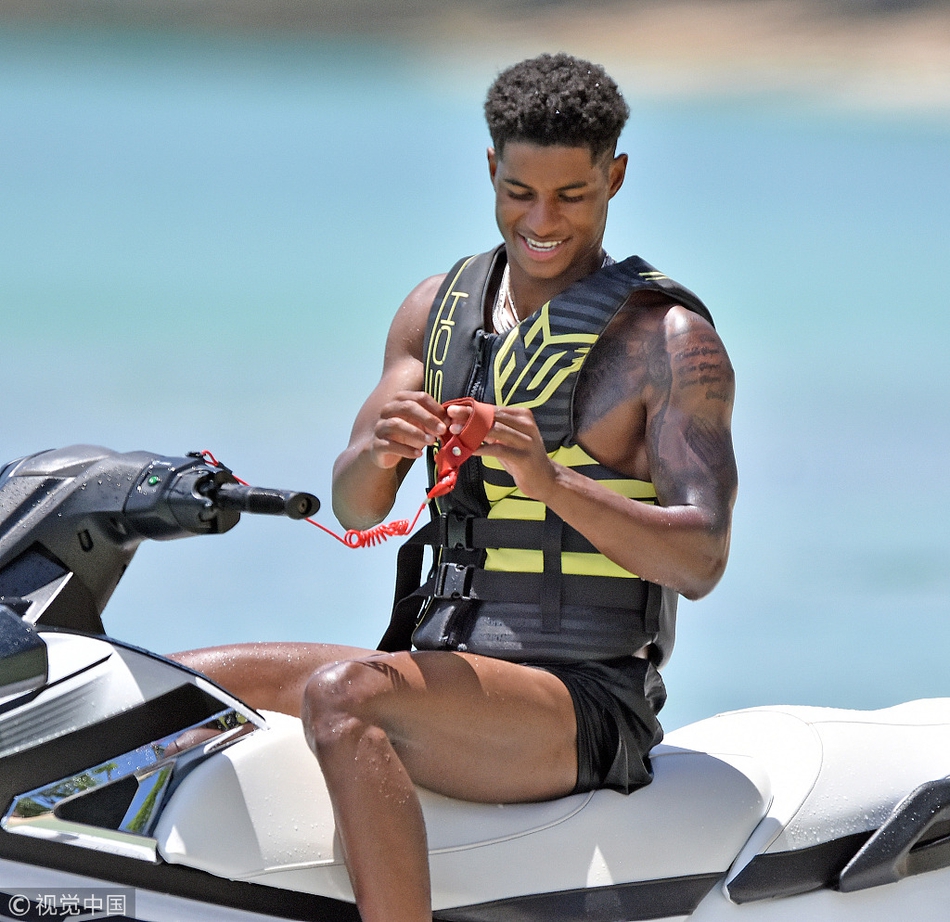 拉什福德携女友度假驾驶摩托艇海上驰骋