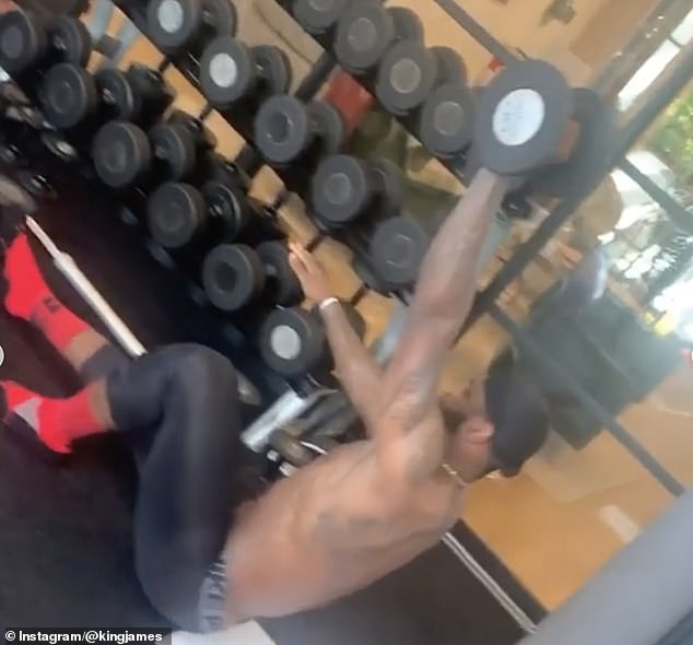 詹姆斯居家健身很疯狂