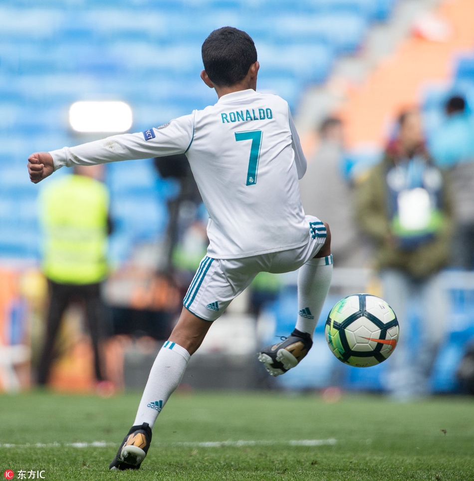 迷你罗小秀脚法模仿C罗倒钩+招牌动作