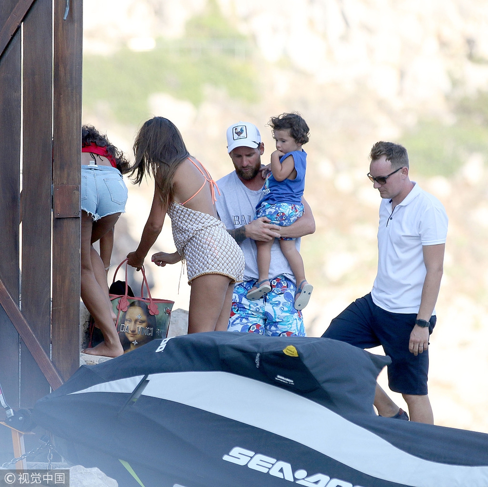 梅西携家人海滨度假乘汽艇