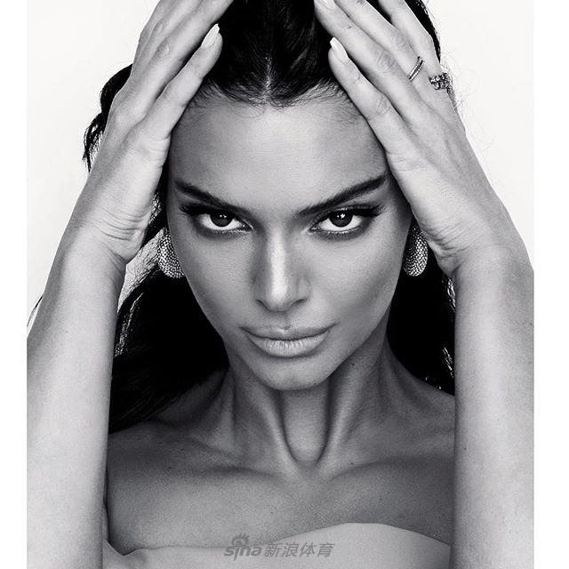 Kendall Jenner海滩度假封面