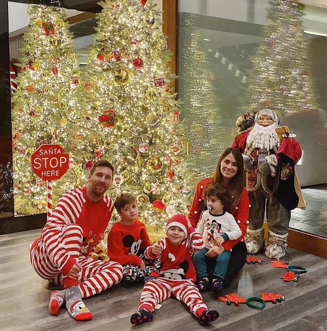 梅西一家温馨合照庆祝圣诞节