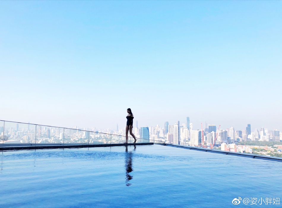 跳水女神何姿晒泳装照身材火辣