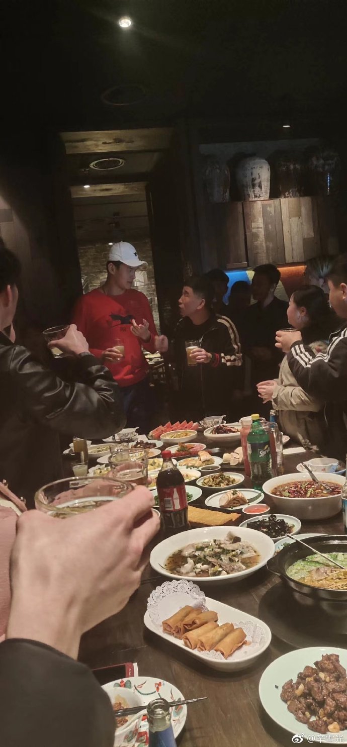 孙杨不受风波影响与友人聚餐庆祝小年