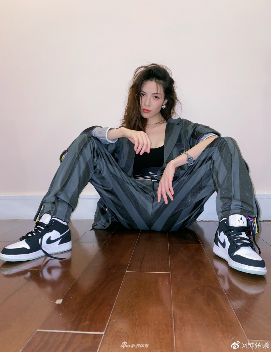 钟楚曦卷发慵懒迷人 运动套装内搭露腰背心满满街头风