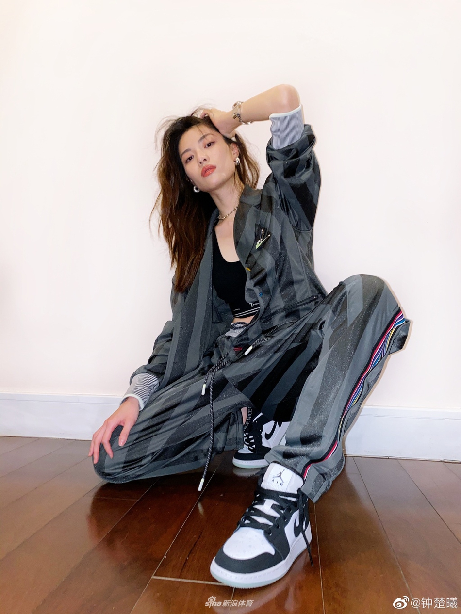 钟楚曦卷发慵懒迷人 运动套装内搭露腰背心满满街头风