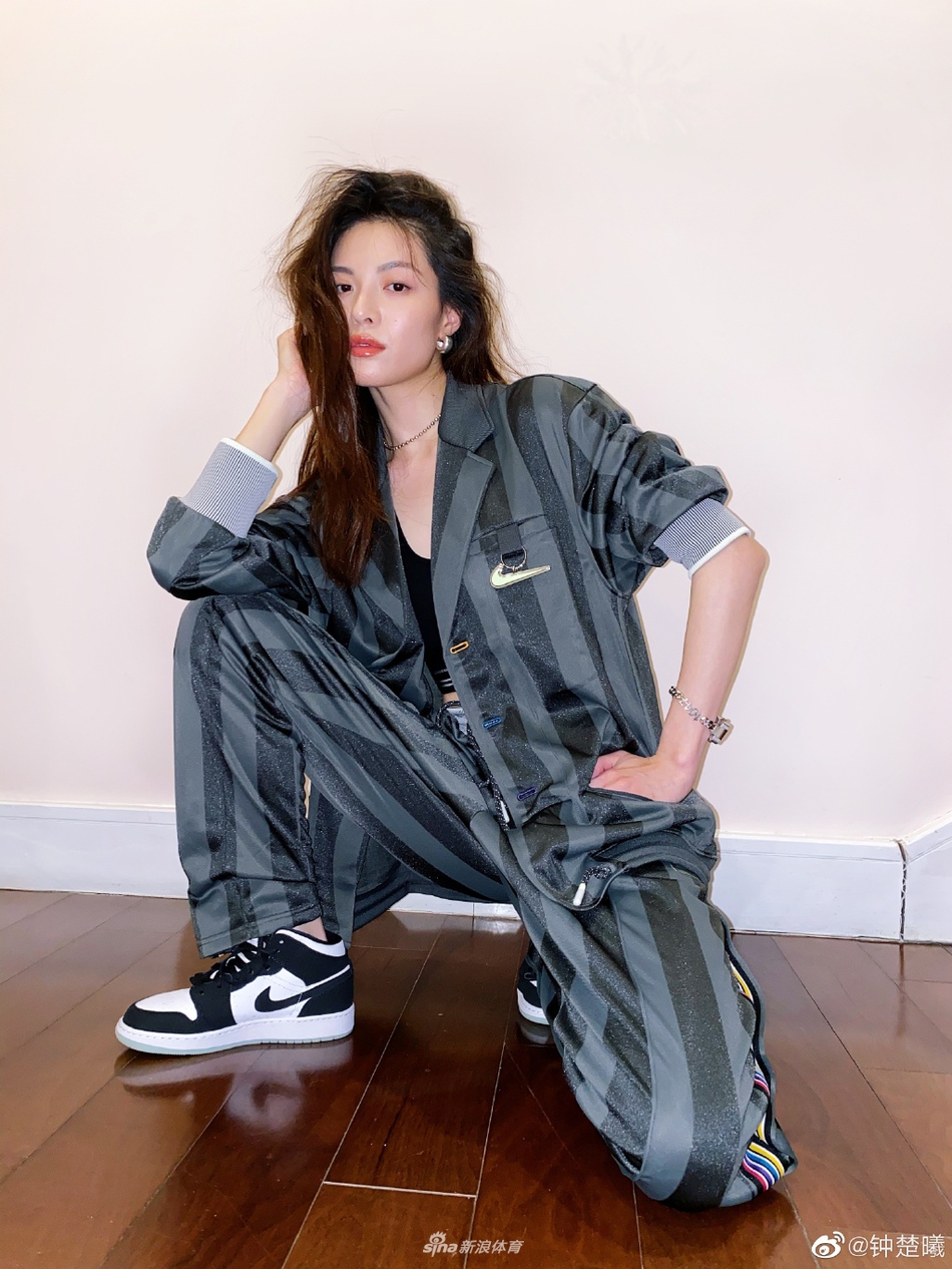 钟楚曦卷发慵懒迷人 运动套装内搭露腰背心满满街头风