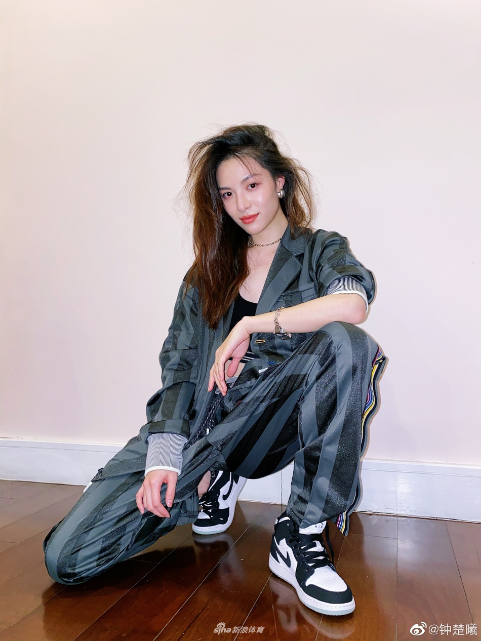 钟楚曦卷发慵懒迷人 运动套装内搭露腰背心满满街头风