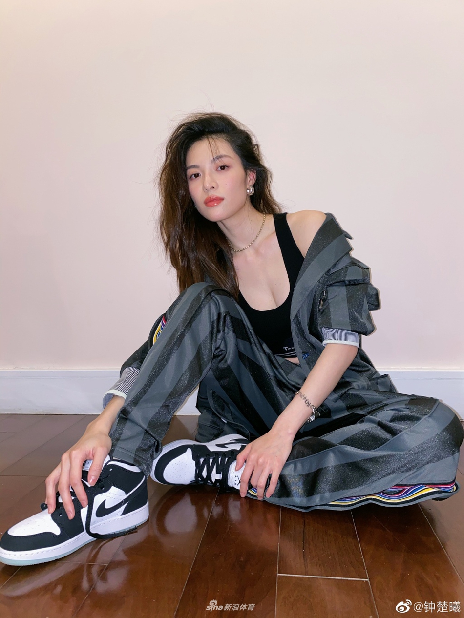 钟楚曦卷发慵懒迷人 运动套装内搭露腰背心满满街头风