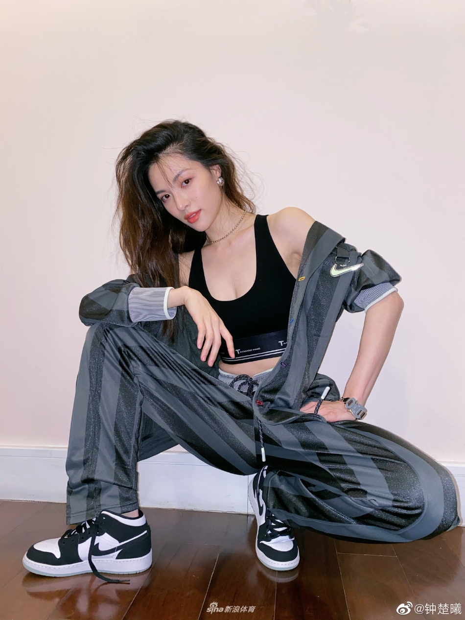 钟楚曦卷发慵懒迷人 运动套装内搭露腰背心满满街头风