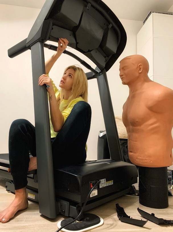 《绿箭侠》女星宅家不忘健身 搞笑找人形沙包做男友