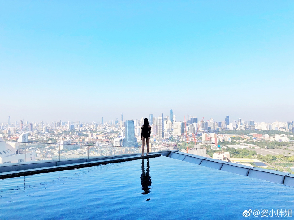 跳水女神何姿晒泳装照身材火辣