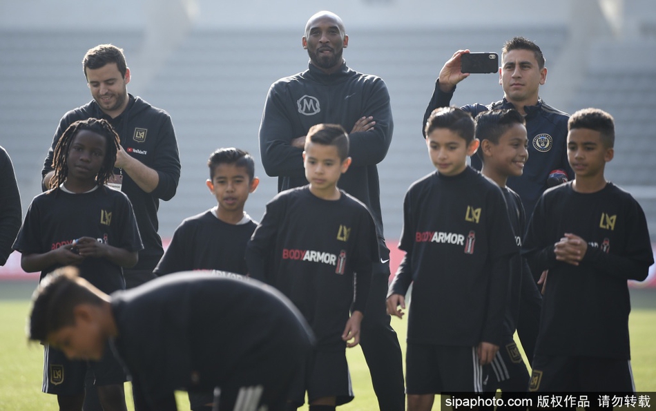 眼神犀利！科比出席活动还是那么帅