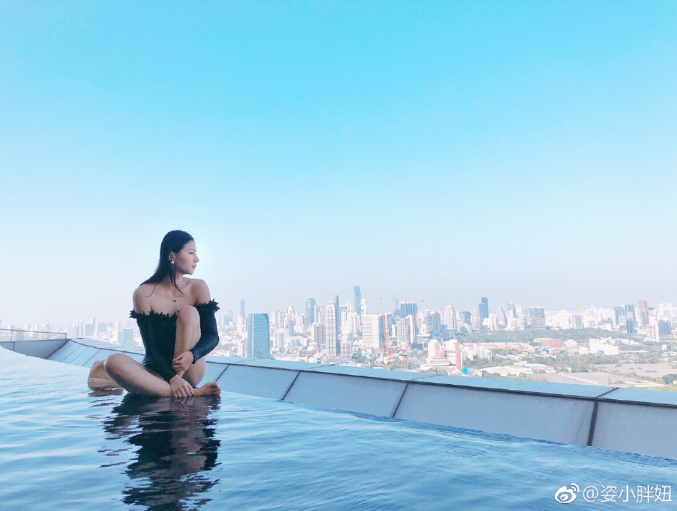 跳水女神何姿晒泳装照身材火辣