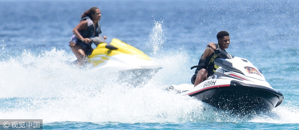 拉什福德携女友度假驾驶摩托艇海上驰骋