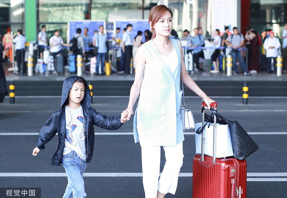 叶一茜挥手打招呼鸽子蛋抢镜 儿子小亮仔酷帅有型星范足