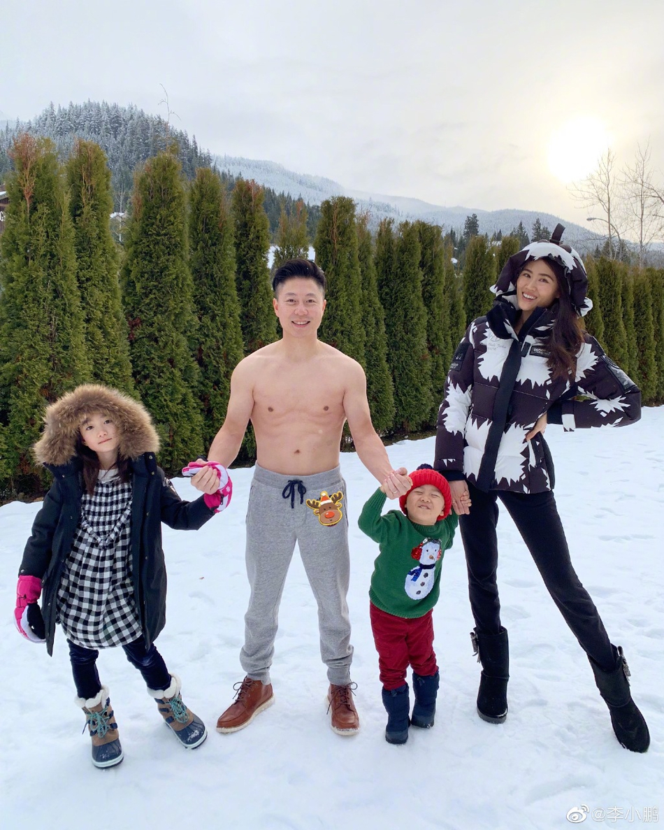 李小鹏微博晒全家福庆圣诞