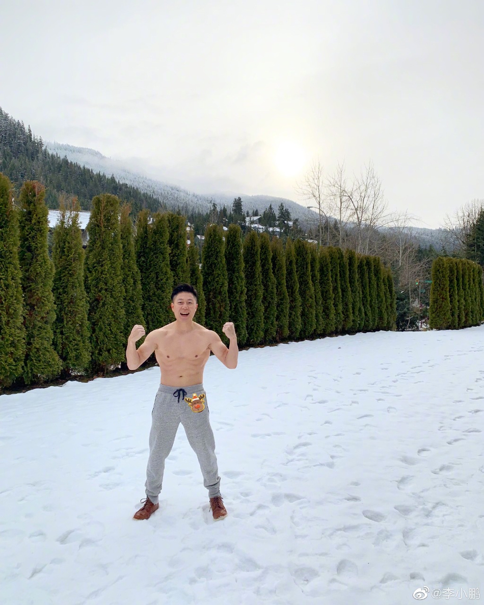 李小鹏微博晒全家福庆圣诞