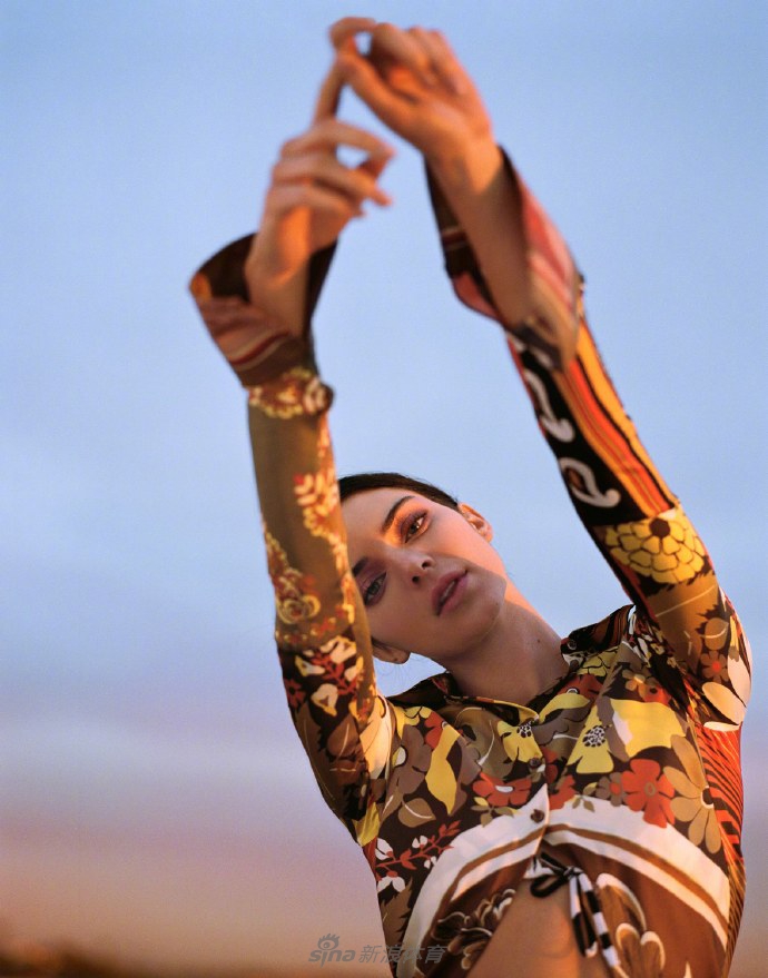 Kendall Jenner海滩度假封面