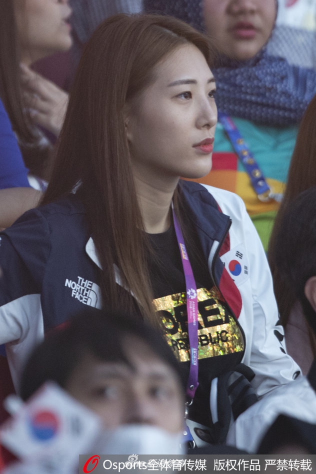 男花剑团体1/4决赛 女粉丝观战