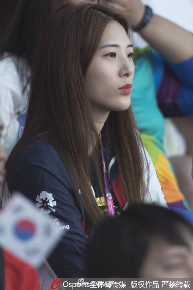 男花剑团体1/4决赛 女粉丝观战