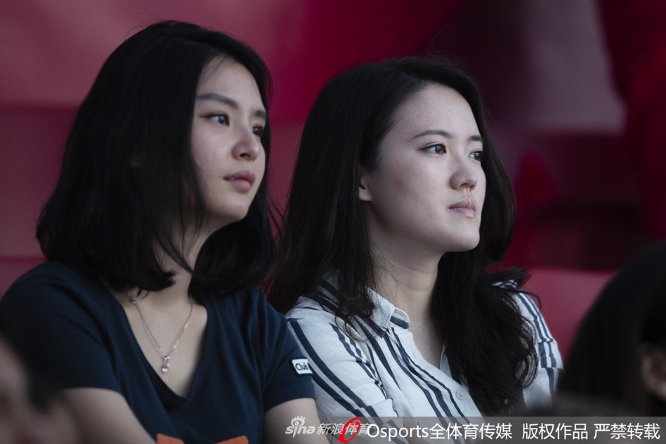 男花剑团体1/4决赛 女粉丝观战