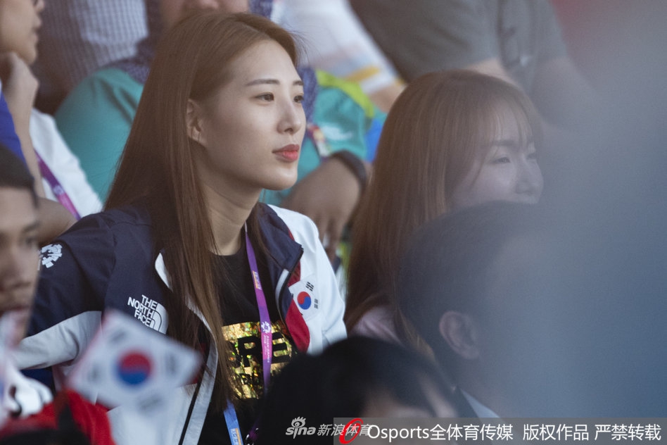 男花剑团体1/4决赛 女粉丝观战